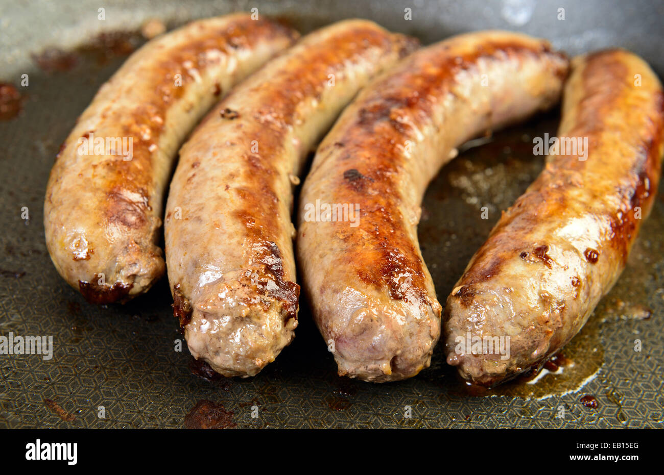 Gekochte Wurst in der Pfanne Stockfoto