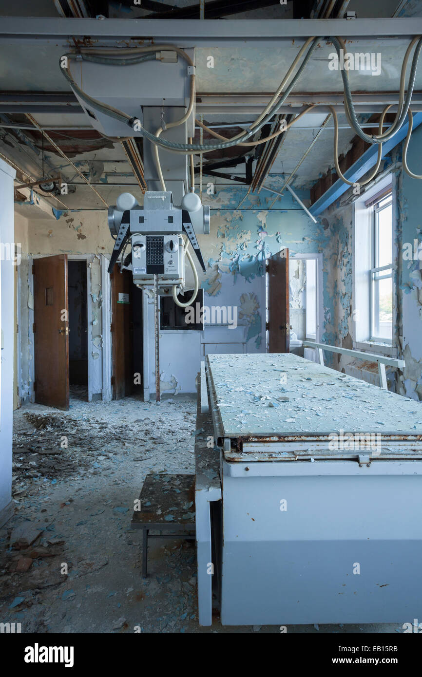 Radiologie Zimmer Tisch und einem Röntgengenerator in einem verlassenen Krankenhaus. Ontario, Kanada. Stockfoto
