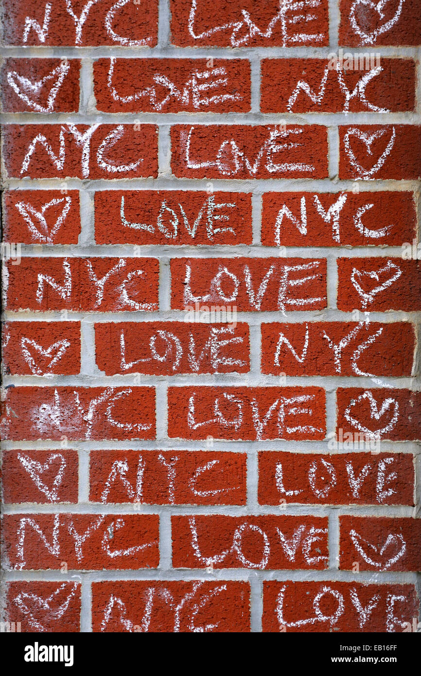 Liebe NYC Kreide Graffiti auf einer roten Backsteinmauer Stockfoto