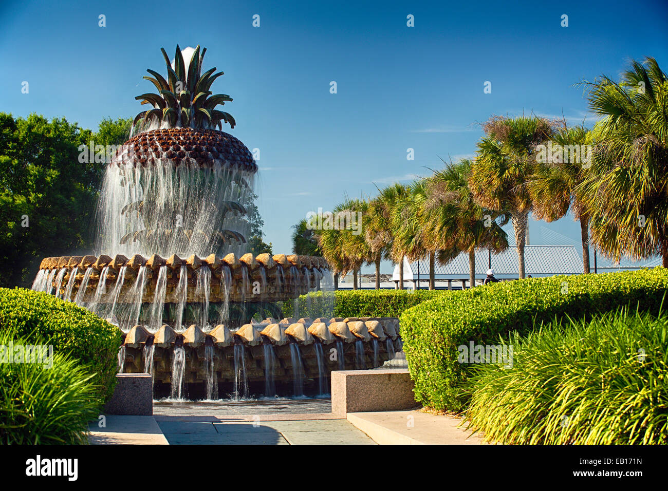 Niedrigen Winkel Ansicht einer Ananas; Geformte Brunnen, Waterfront Park, Charleston, South Carolina Stockfoto
