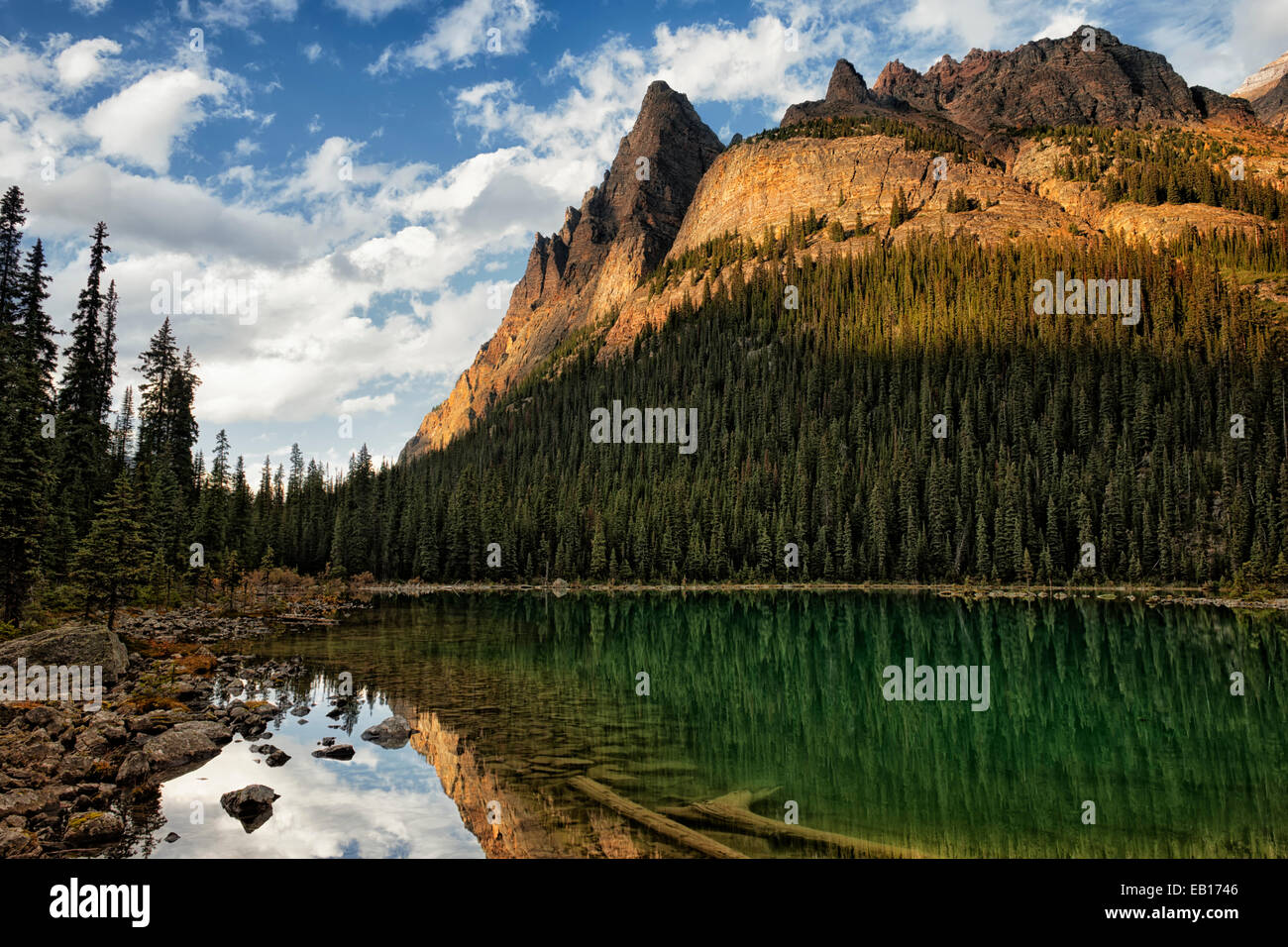 Abend Wolken fahren über British Columbia kanadischen Rockies und Lake O'Hara im Yoho National Park. Stockfoto