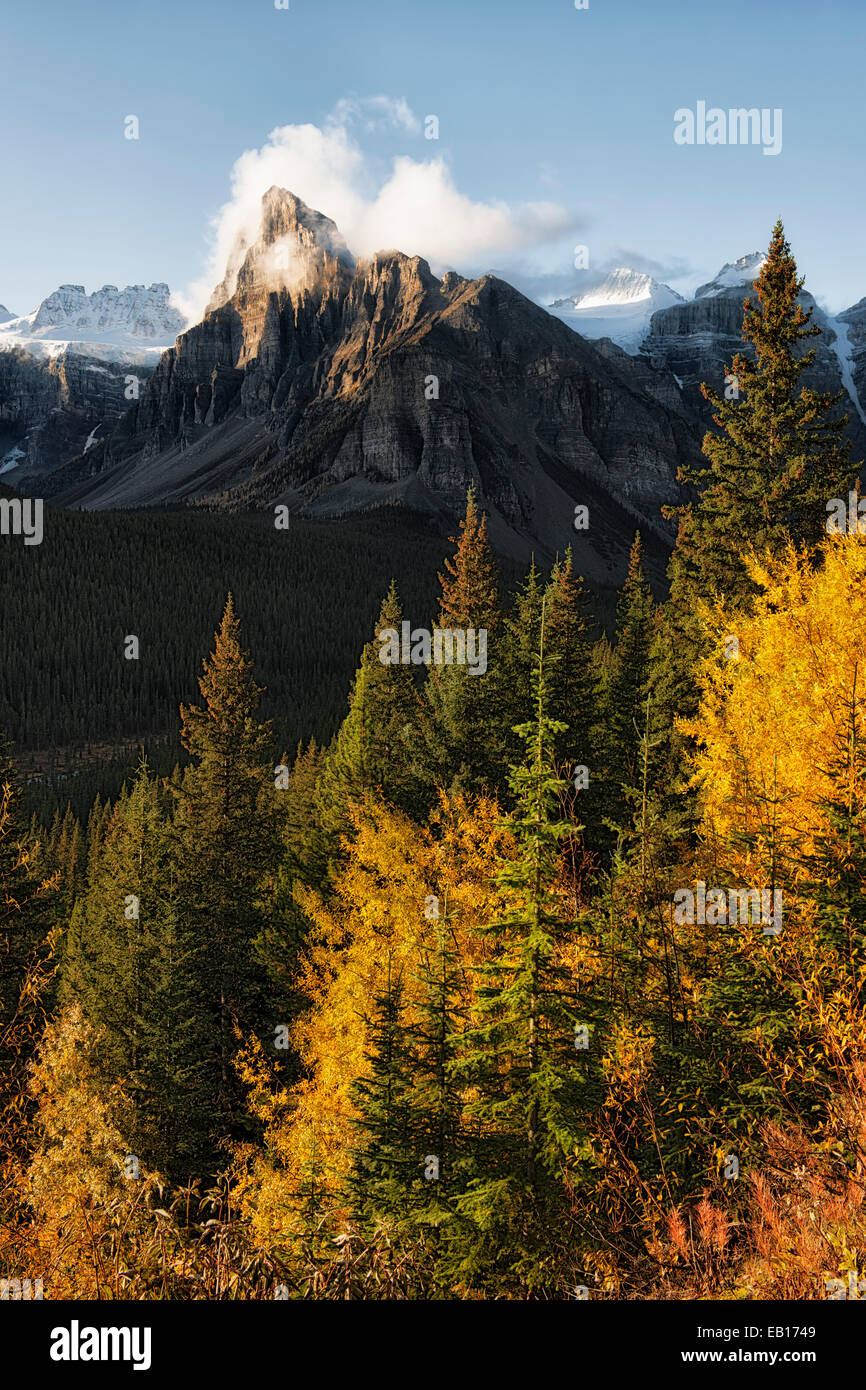 Herbstmorgen Ansicht des Tal des Ten Peaks in Alberta die kanadischen Rockies und Banff Nationalpark. Stockfoto