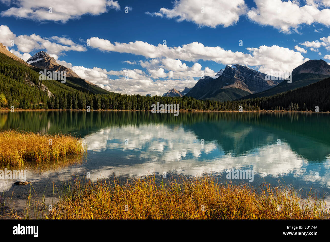 Schöne Wolken mit kanadischen Rocky Mountains Albertas reflektieren in Upper Wasservögel Lake im Banff National Park. Stockfoto