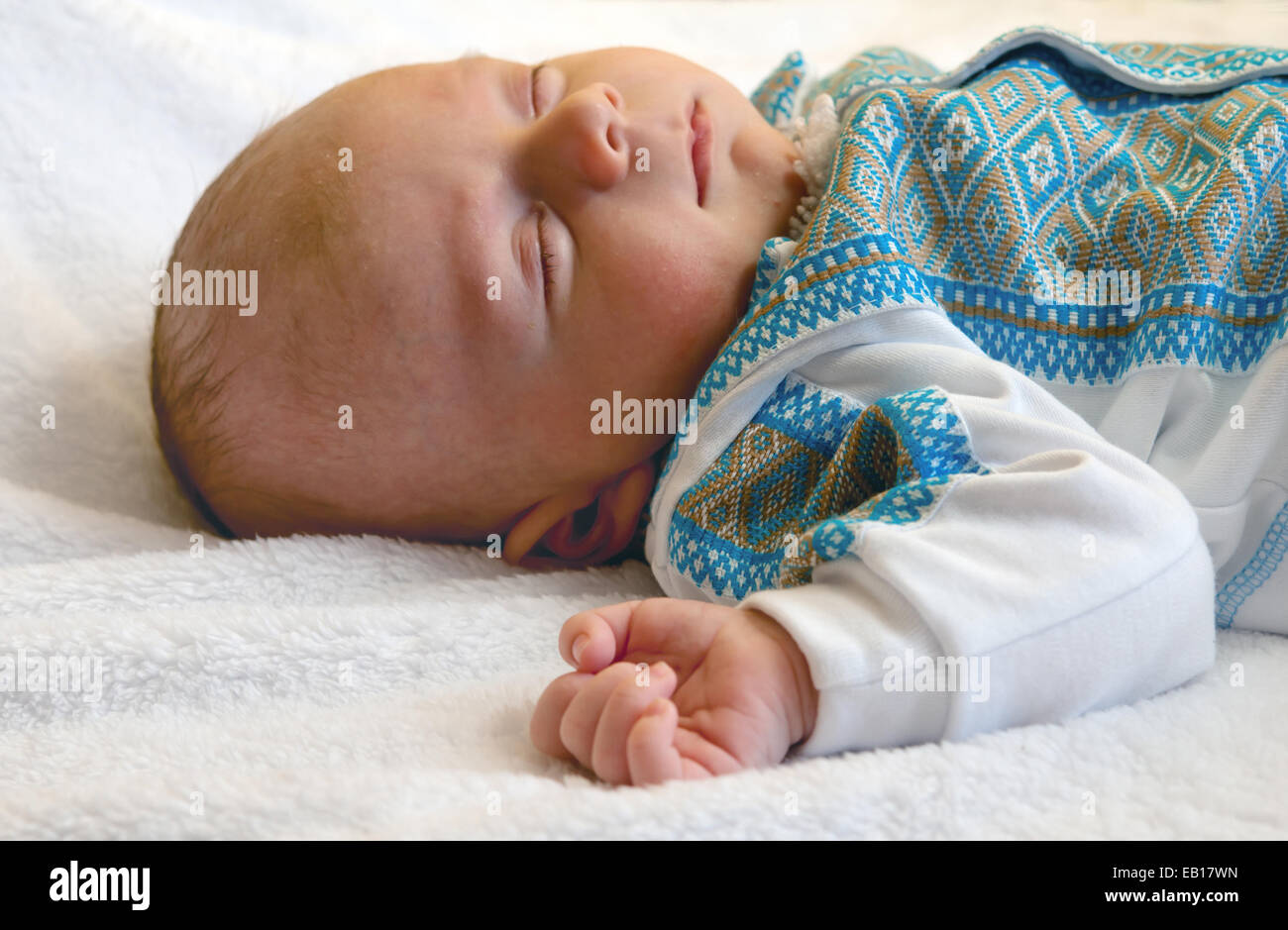 Neugeborene jungen schlafen in der ukrainischen nationalen Tracht Stockfoto