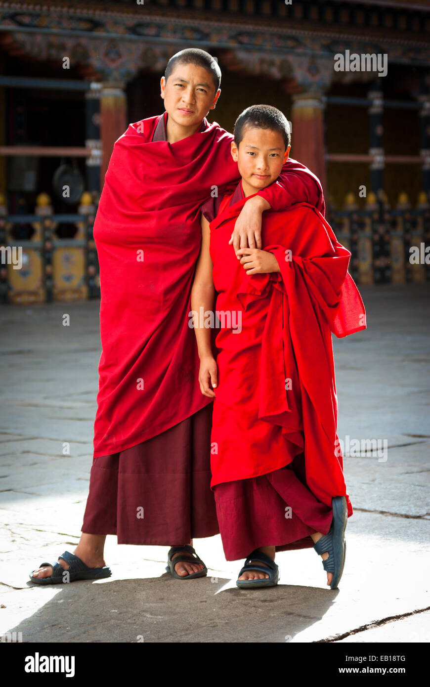 Young bhutanischen buddhistische Mönche in roten Roben an Paro Dzong, Bhutan Stockfoto