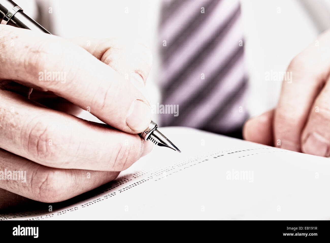 Eine Hand mit einem Füllfederhalter und etwa Schriftsteller eine Notiz oder markieren Sie einen Text zur Korrektur. Stockfoto