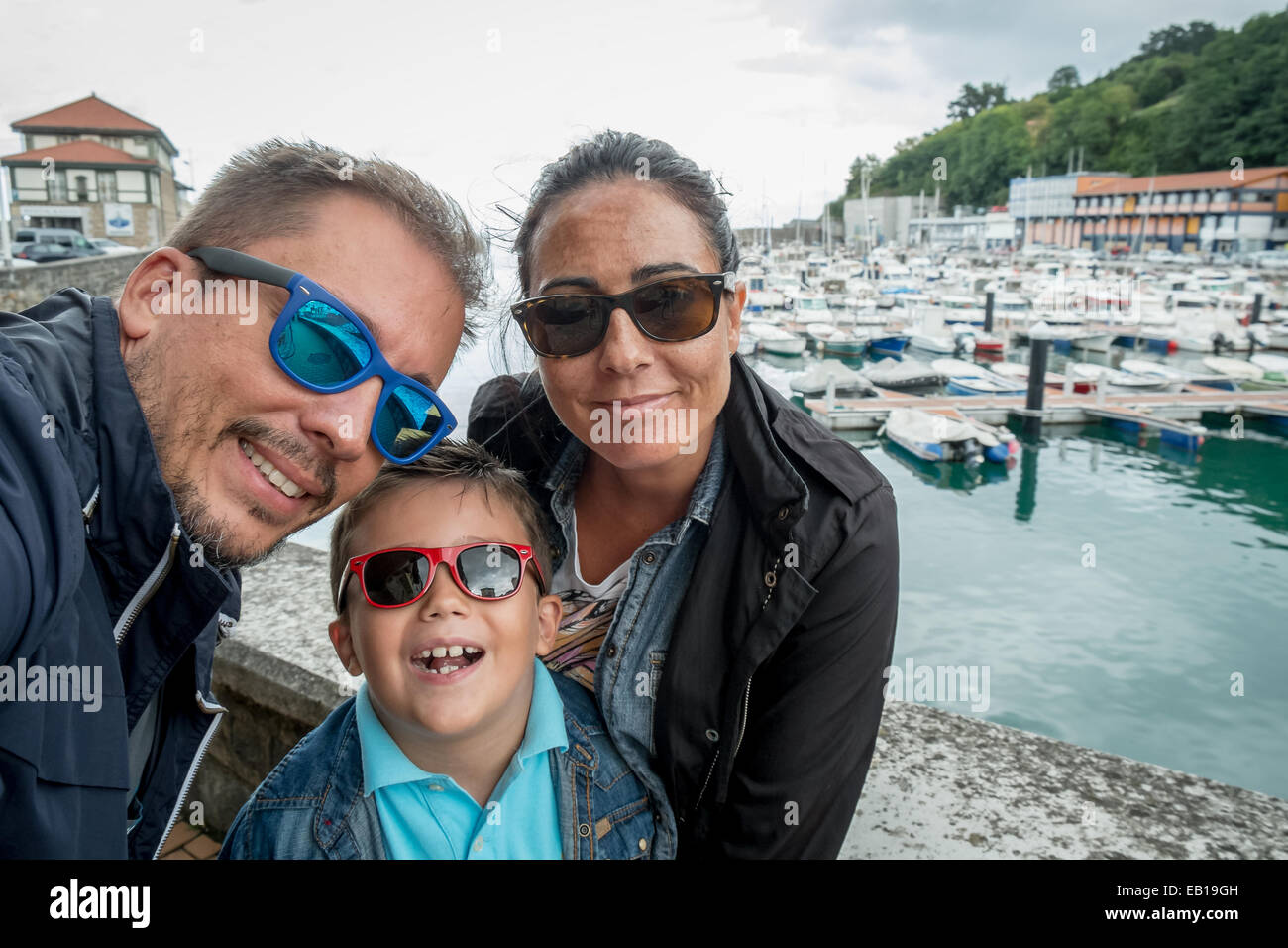 Familie Spaß Sonnenbrille & winkt eine Kamera unter Selfie fotografieren im Sommerurlaub Stockfoto