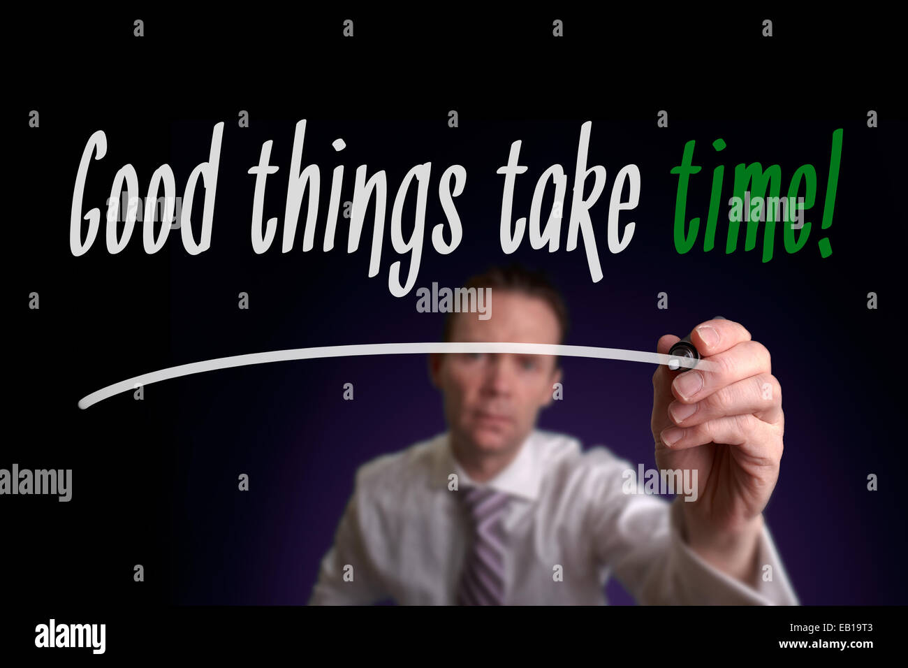 Ein Geschäftsmann, gute Dinge Take Time auf einem Bildschirm zu schreiben. Business-Konzept. Stockfoto