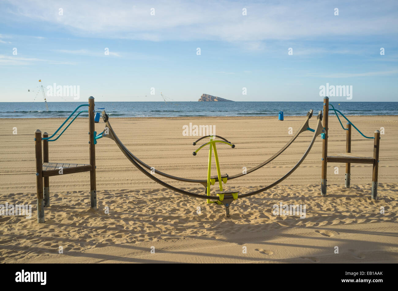 Freizeitgeräte auf Benidorm Strand, Costa Blanca, Spanien Stockfoto