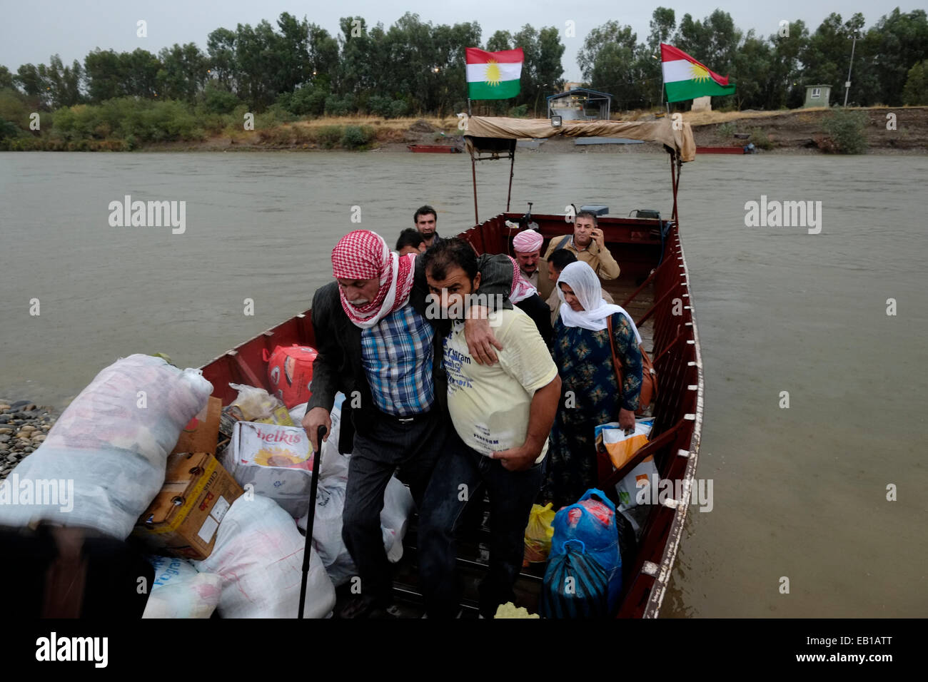 Kurdische Volk Überfahrt mit dem Boot den Tigris am Khabur Faysh oder Fishkhabur - Semalka Grenzübergang aus der irakischen Region Kurdistan in Syrien nordöstlichen kurdischen Gebiet Stockfoto