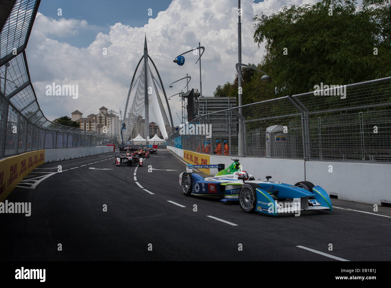 Die ePrix Fahrer jagten einander vor der Brücke Sri Wawasan Brücke in Putrajaya, Malaysia. Stockfoto