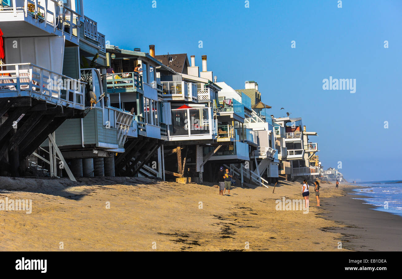 Luxus-Villen auf der felsigen Küste von Malibu beach Stockfoto
