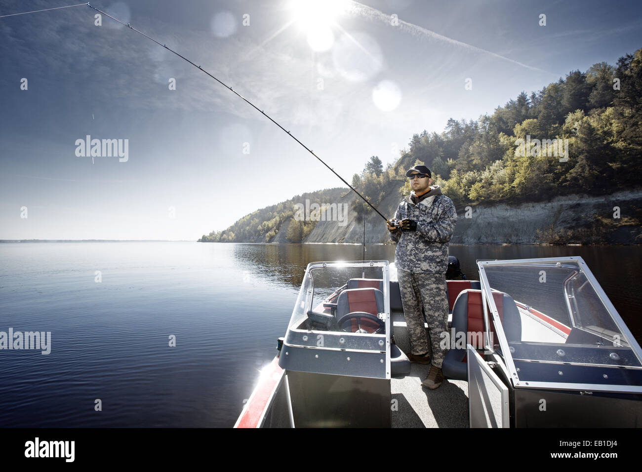 Men ist die Fischerei auf dem Bass Boot Stockfoto