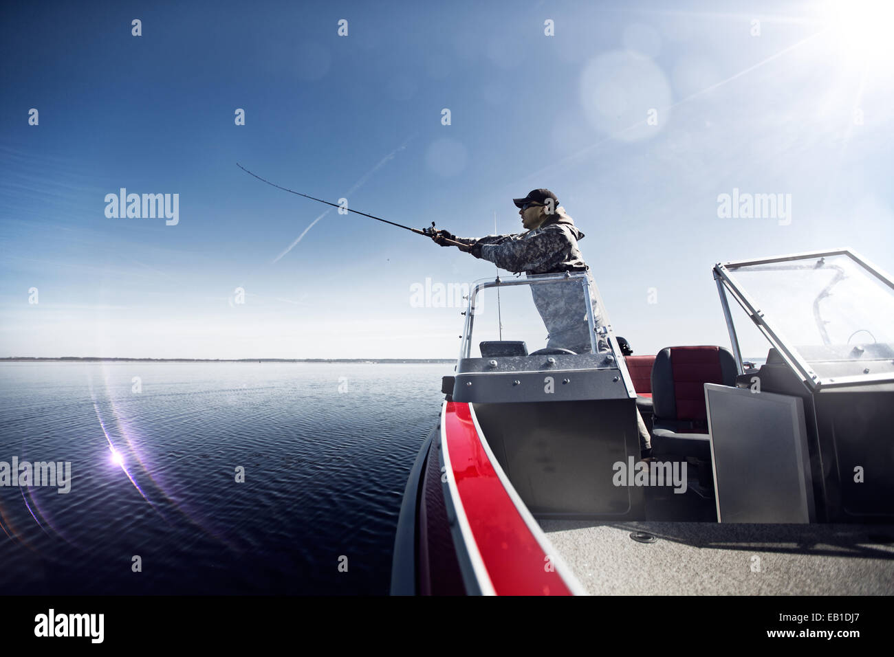 Men ist die Fischerei auf dem Bass Boot Stockfoto