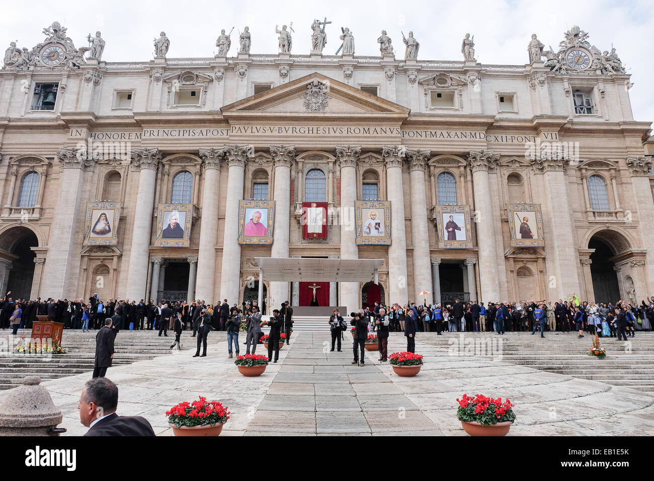 Vatikan-Stadt. 23. November 2014. Papst Francis erklärt sechs neue Heiligen, Giovanni Antonio Farina, Kuriakise Elias Chavara, Ludovico da Casoria, Nicola da Longobardi Eufrasia Eufrasia Eluvathingal, Amato Ronconi - Kredit-23. November 2014: wirklich Easy Star/Alamy Live News Stockfoto