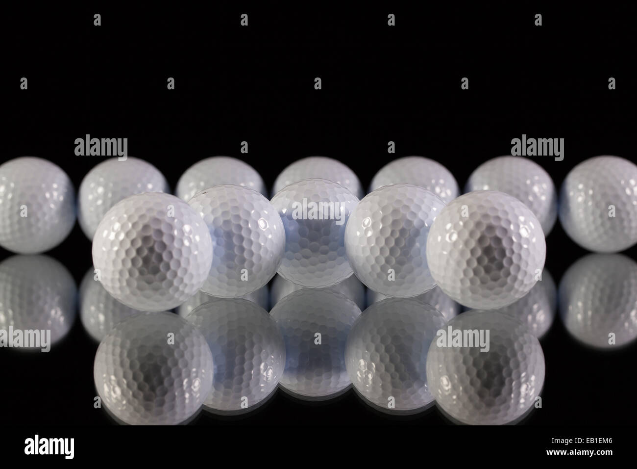 Golfbälle auf dem Tisch Schwarzglas Stockfoto