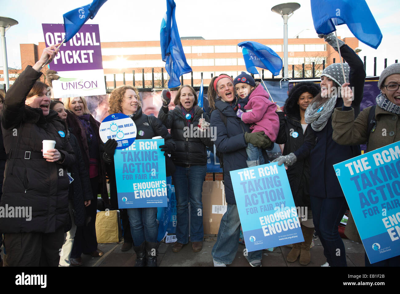 London, UK. 24. November 2014. NHS-Mitarbeiter streiken in ganz Großbritannien, St.-Georgs-Hospital, Tooting, Süd-London, UK-Bild zeigt NHS Personal vertreten durch UNISON streiken heute außerhalb St George's Hospital in Tooting, Süd-London, UK (von links nach rechts) Rachel Tree, Frances Dennington, Emma Blackley, Jenny und Clara (4), Clare Richards, Debra Livermoore alle Hebammen im St George's Hospital, Südlondon. VEREINIGTES KÖNIGREICH. Bildnachweis: Jeff Gilbert/Alamy Live-Nachrichten Stockfoto