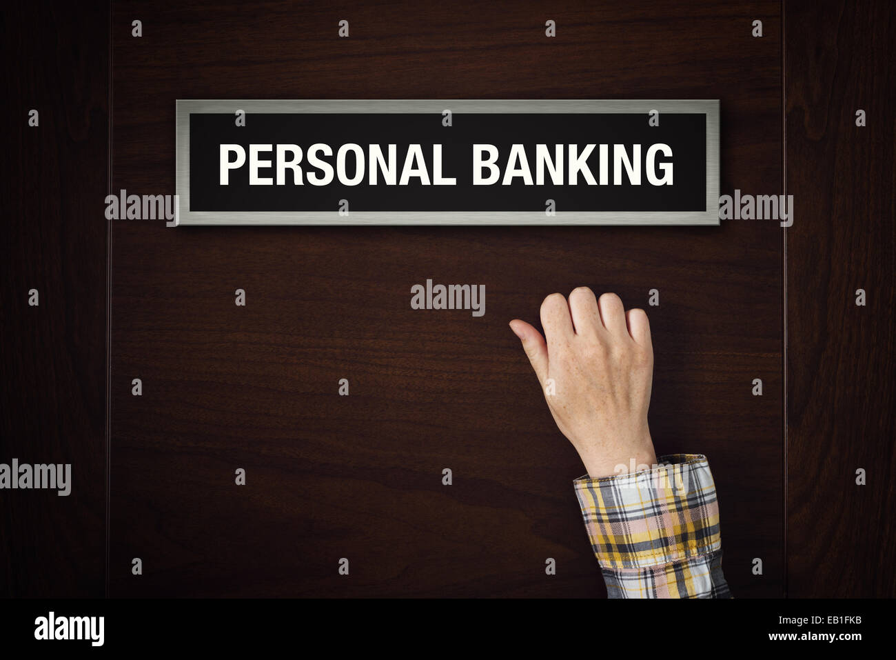 Weibliche Hand klopft an Personal Banking Tür, Konzeptbild Stockfoto