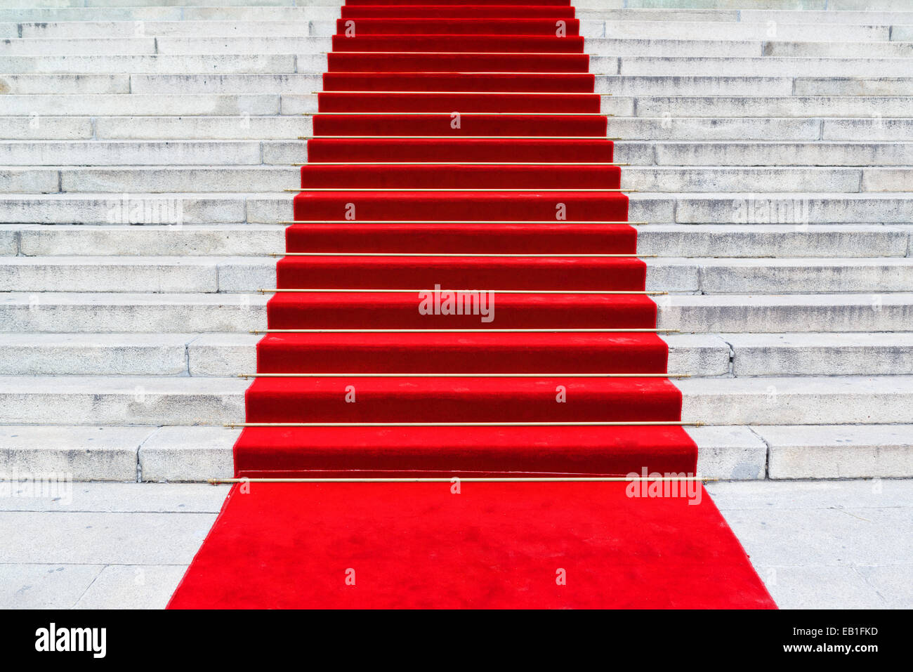 Roter Teppich auf Treppe markieren den Weg genommen von Prominenten auf zeremonielle Veranstaltungen Stockfoto