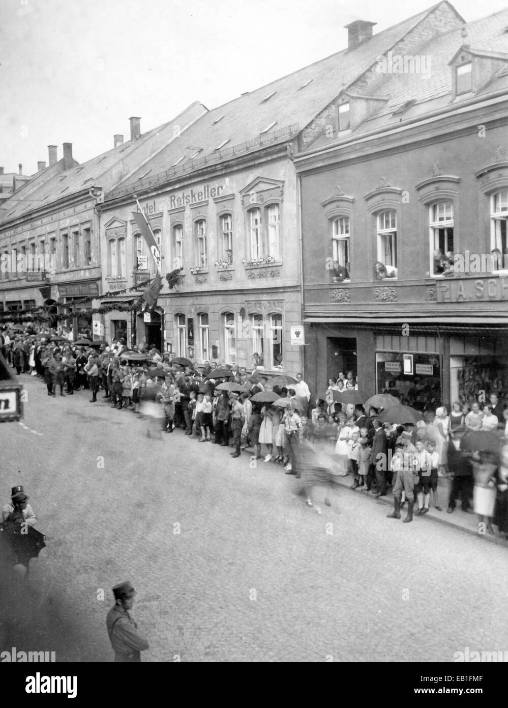 Einwohner warten am Straßenrand auf die SA (Sturmabteilung) in Falkenstein bei Auerbach, Deutschland, 1931. Fotoarchiv für Zeitgeschichtee - KEIN KABELDIENST Stockfoto