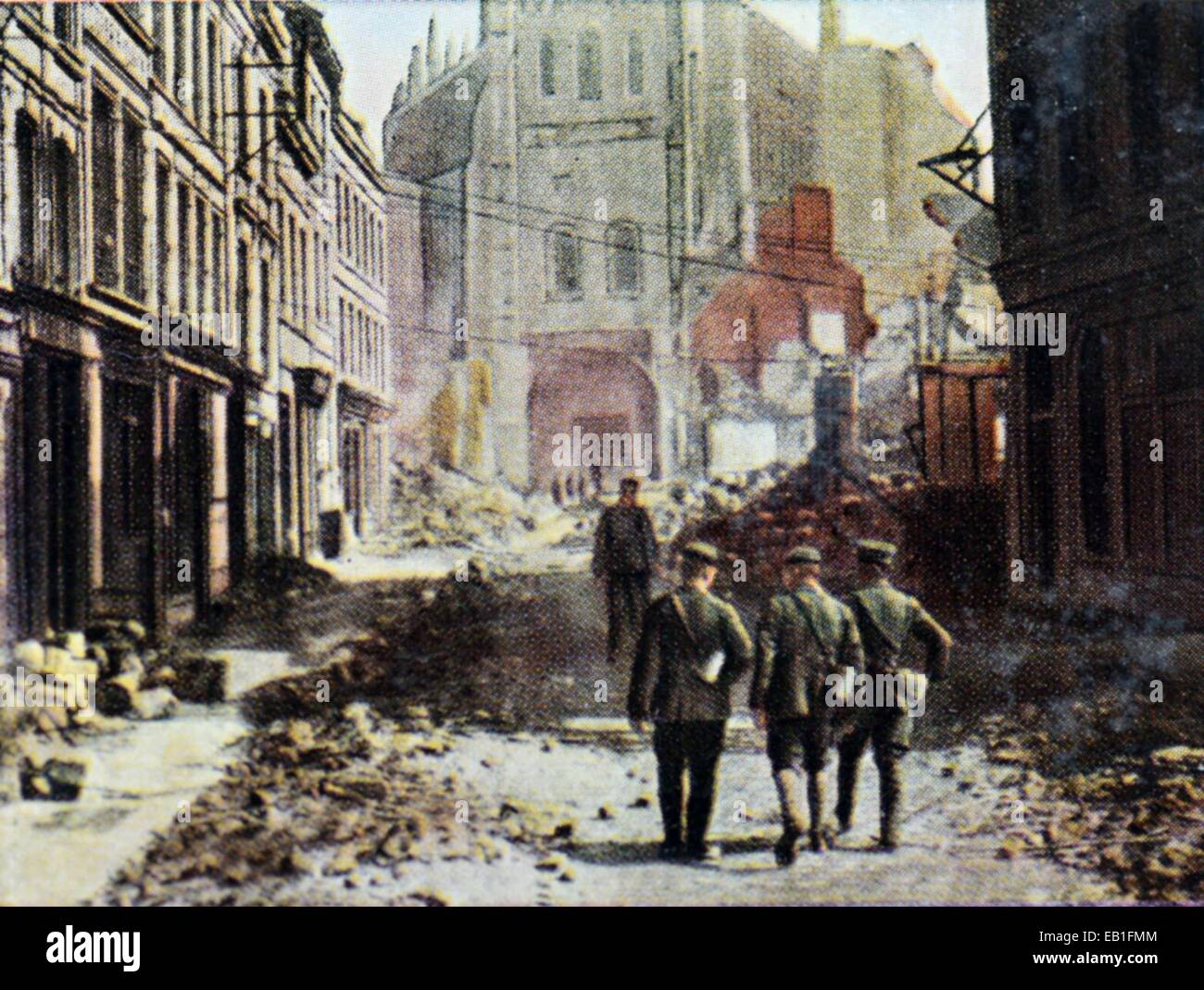 Das zeitgenössische eingefärbte deutsche Propaganda-Foto zeigt deutsche Soldaten vor der zerstörten Basilika St. Quentin entlang der Siegfried-Front (von Arras über St. Quentin zu Soissons) in Saint-Quentin, Frankreich, 1917. : Fotoarchiv Neumann - kein Draht-SERVICE Stockfoto