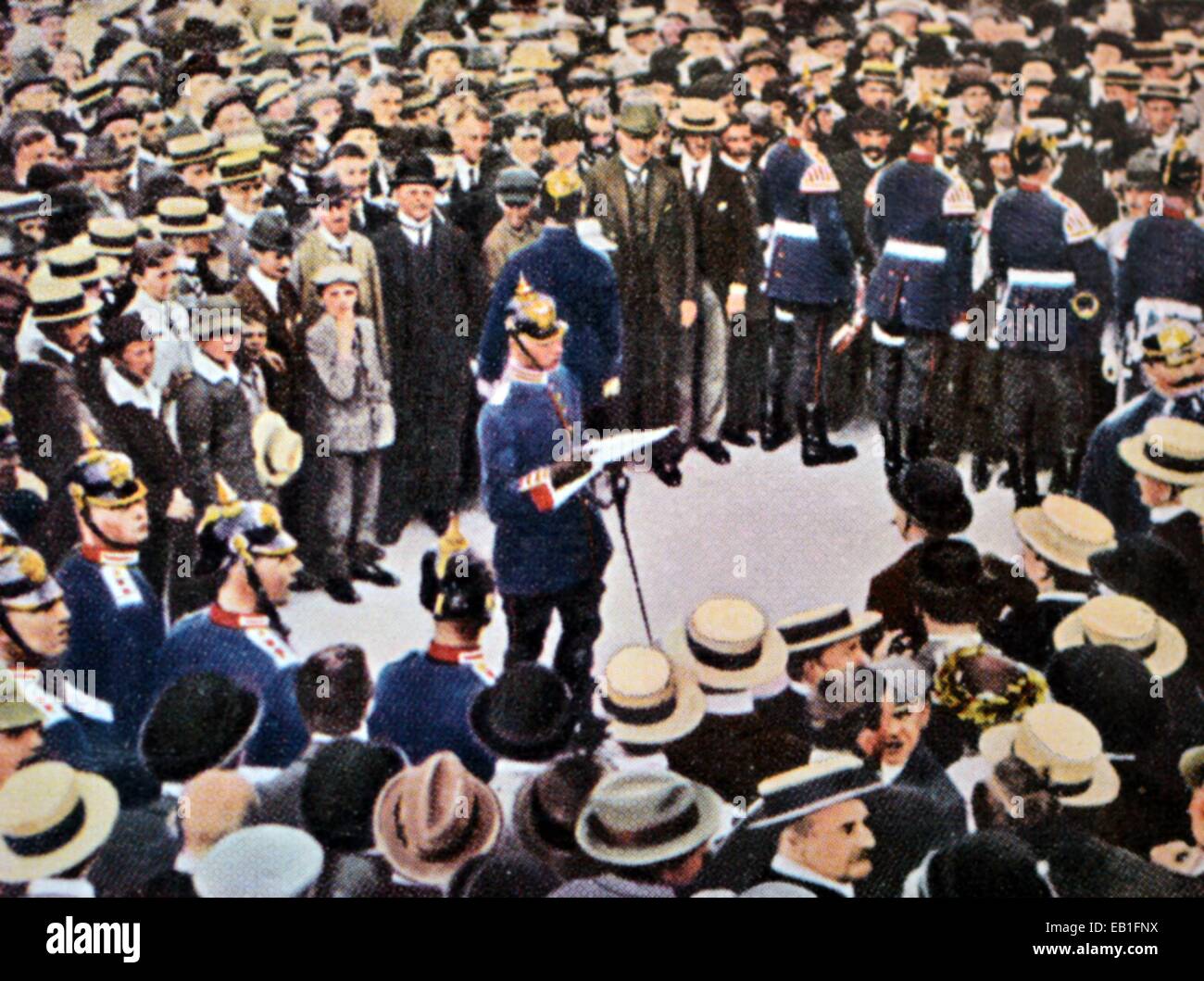 Eine zeitgenössische deutsche eingefärbte Propaganda-Foto zeigt Leutnant Heinrich von Viebahn von Kaiser-Alexander-Grenadier-Regiment Nr. 1 bei der offiziellen Lesung "Staat von der Bedrohung des Krieges" unter Den Linden in Berlin, Deutschland, 31. Juli 1914. Einen Tag später begann die allgemeine Mobilisierung. : Fotoarchiv Neumann - kein Draht-SERVICE Stockfoto