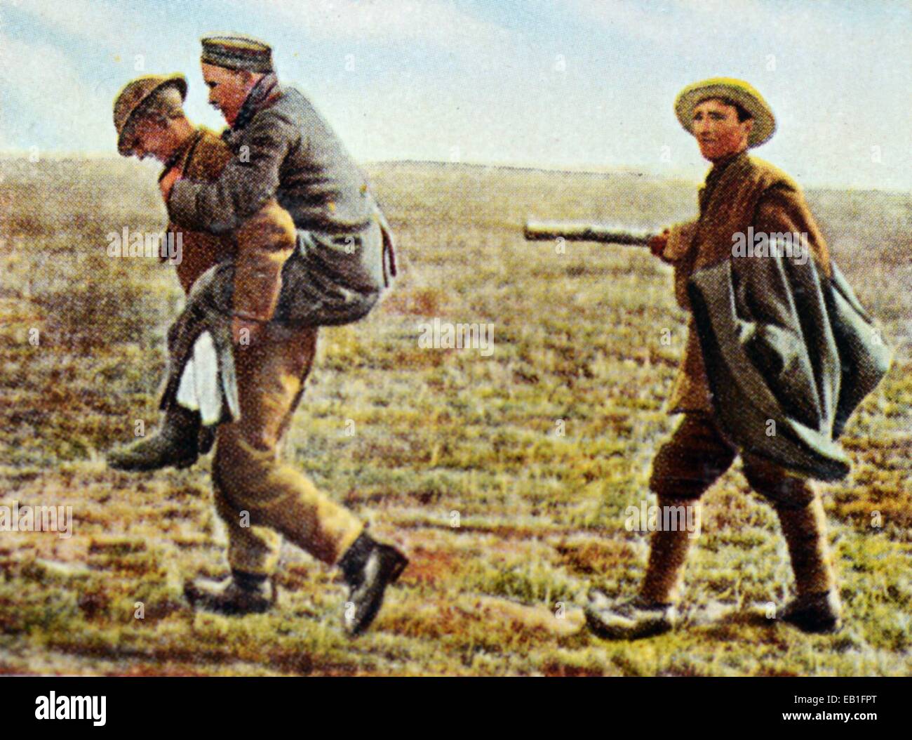 Das zeitgenössische eingefärbte deutsche Propaganda-Foto zeigt englische Kriegsgefangene, die Durchführung eines verwundeten deutschen Soldaten nach der Schlacht von Arras an der Westfront 1917. : Fotoarchiv Neumann - kein Draht-SERVICE Stockfoto