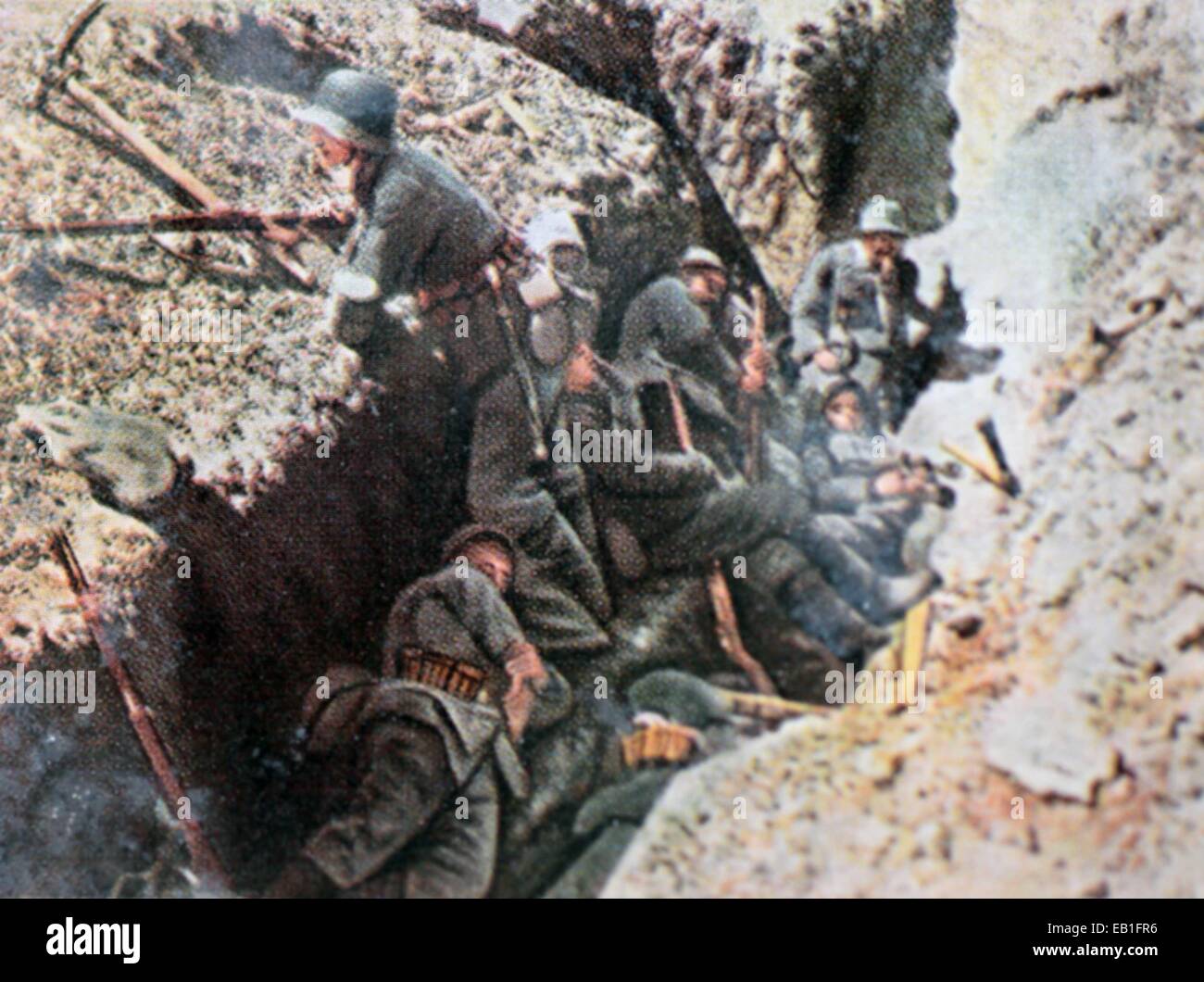 Das zeitgenössische eingefärbte deutsche Propaganda-Foto zeigt deutsche Soldaten in einem Graben während der Schlacht an der Somme 1916. : Fotoarchiv Neumann - kein Draht-SERVICE Stockfoto
