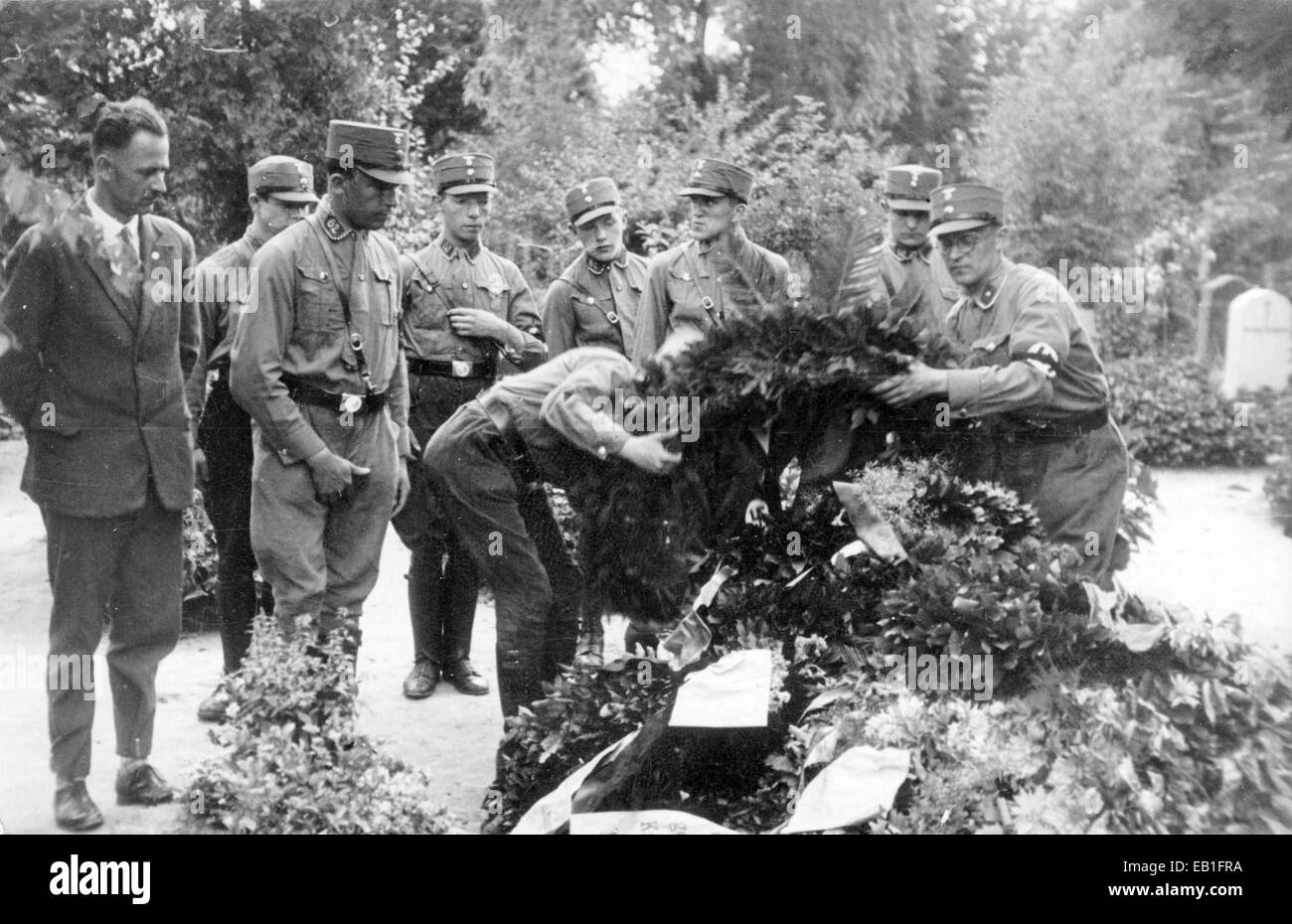 SA (Sturmabteilung) Truppen legten einen Kranz von Adolf Hitler auf das Grab während der Beerdigung von Walter Bluemel, Der im sog. "Kampf für die Bewegung" getötet wurde und danach 1931 in Sachsen als "Leipzig Blutzeuge der Bewegung" bekannt war. Fotoarchiv für Zeitgeschichtee - KEIN KABELDIENST Stockfoto