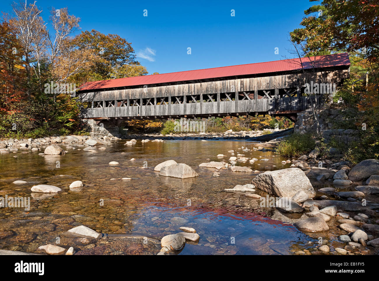 Überdachte Brücke durch den Kancamagus Highway in New Hampshire, New England. Stockfoto