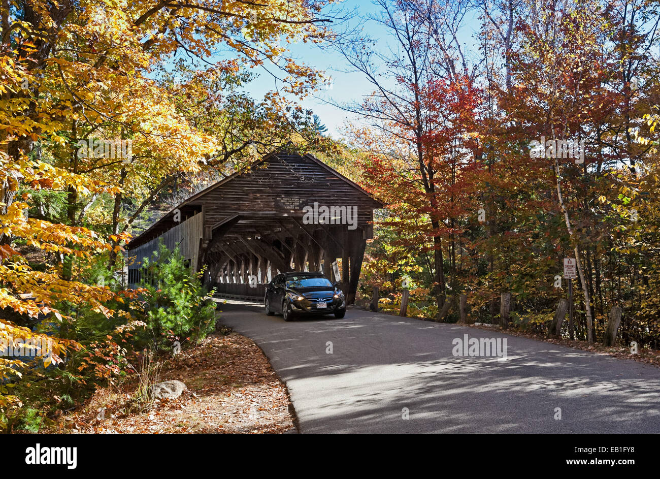 Überdachte Brücke durch den Kancamagus Highway in New Hampshire, New England. Stockfoto