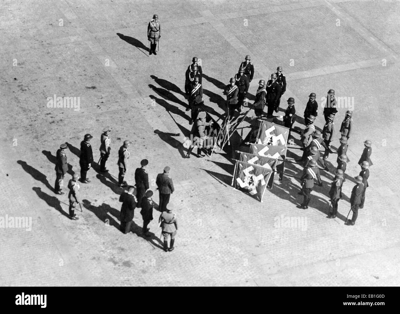 Zur Folge neuer SA-Flaggen (Sturmabteilung) mit der Blutfahne ("Blood Flag") von Hermann Göring, Datum und Ort unbekannt (1920er?). Fotoarchiv für Zeitgeschichtee - KEIN KABELDIENST Stockfoto