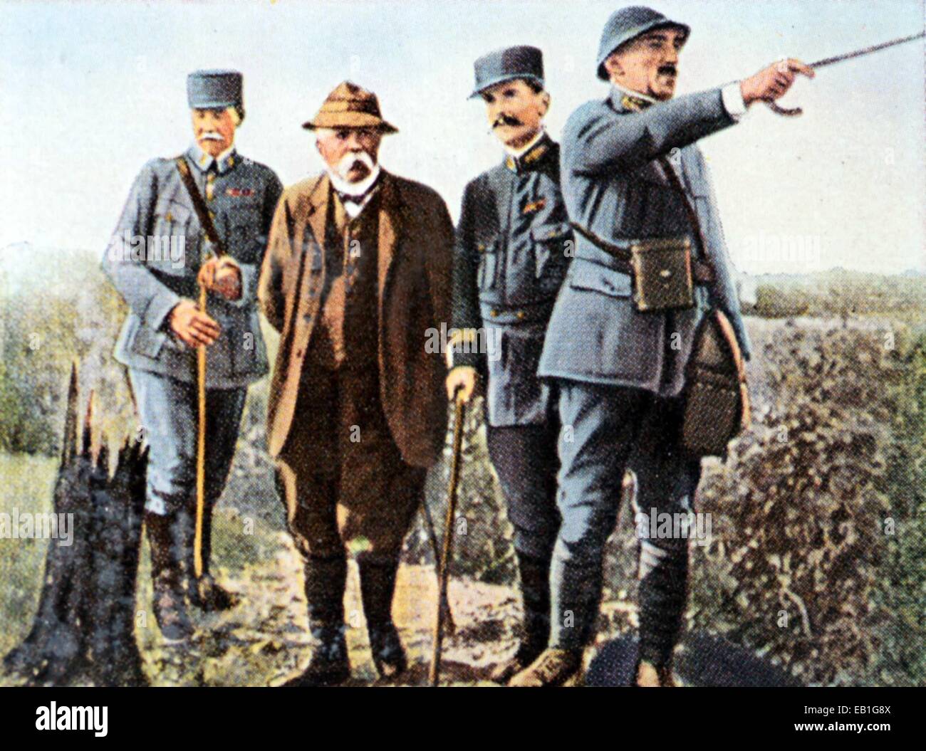 Das zeitgenössische eingefärbte deutsche Propaganda-Foto zeigt französischen Ministerpräsidenten Georges Clemenceau (2-L) an der Westfront 1917. : Fotoarchiv Neumann - kein Draht-SERVICE Stockfoto