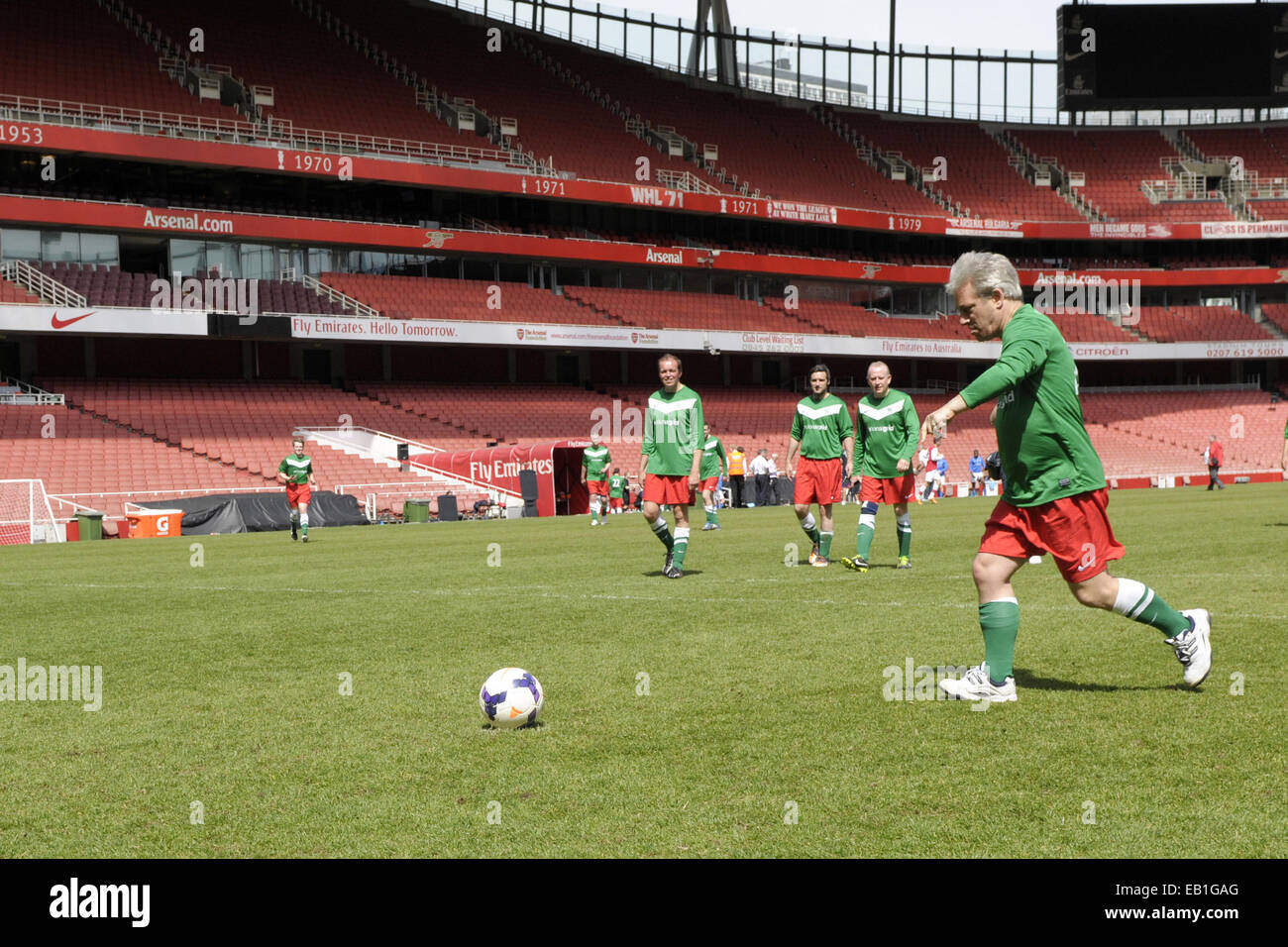 Arsenal Football Club veranstaltete der konstituierenden Arsenal für alle Tasse im Emirates Stadium am Mittwoch, 21. Mai.  11-a-Side Turnier brachte drei Teams, die Bekämpfung von Homophobie im Fußball mit Stonewall FC, Großbritanniens längsten stehen und bisher erfolgreichste offen Homosexuell Fußballverein, neige Gewinner verpflichtet.    Das Turnier war Bestandteil der Verein Arsenal für jeder Kampagne die ist bestrebt, alle machen die Club-Atmosphäre eine gleiche Gefühl verbunden der Zugehörigkeit, wer sie sind, egal wo sie herkommen.    Stonewall FC gesellten sich ein Team von Arsenal für das Turnier ein Stockfoto