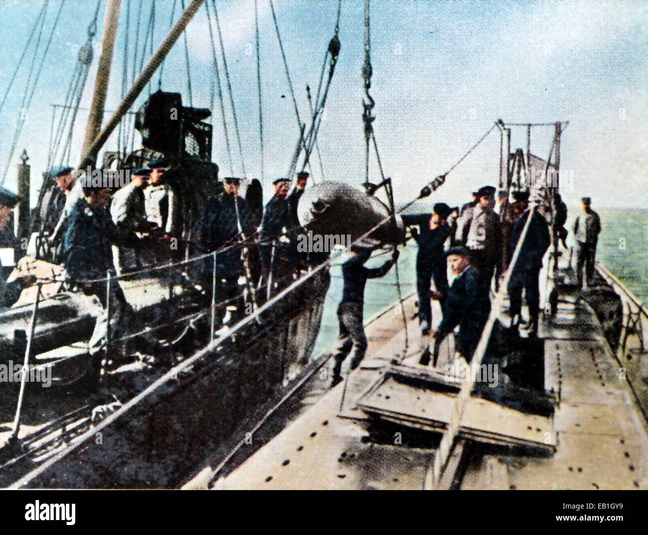 Das zeitgenössische eingefärbte deutsche Propaganda-Foto zeigt einen Torpedo, der Verladung in ein Deutschland-u-Boot, Datum und Ort unbekannt (1914-1918). : Fotoarchiv Neumann, - kein Draht-SERVICE – Stockfoto