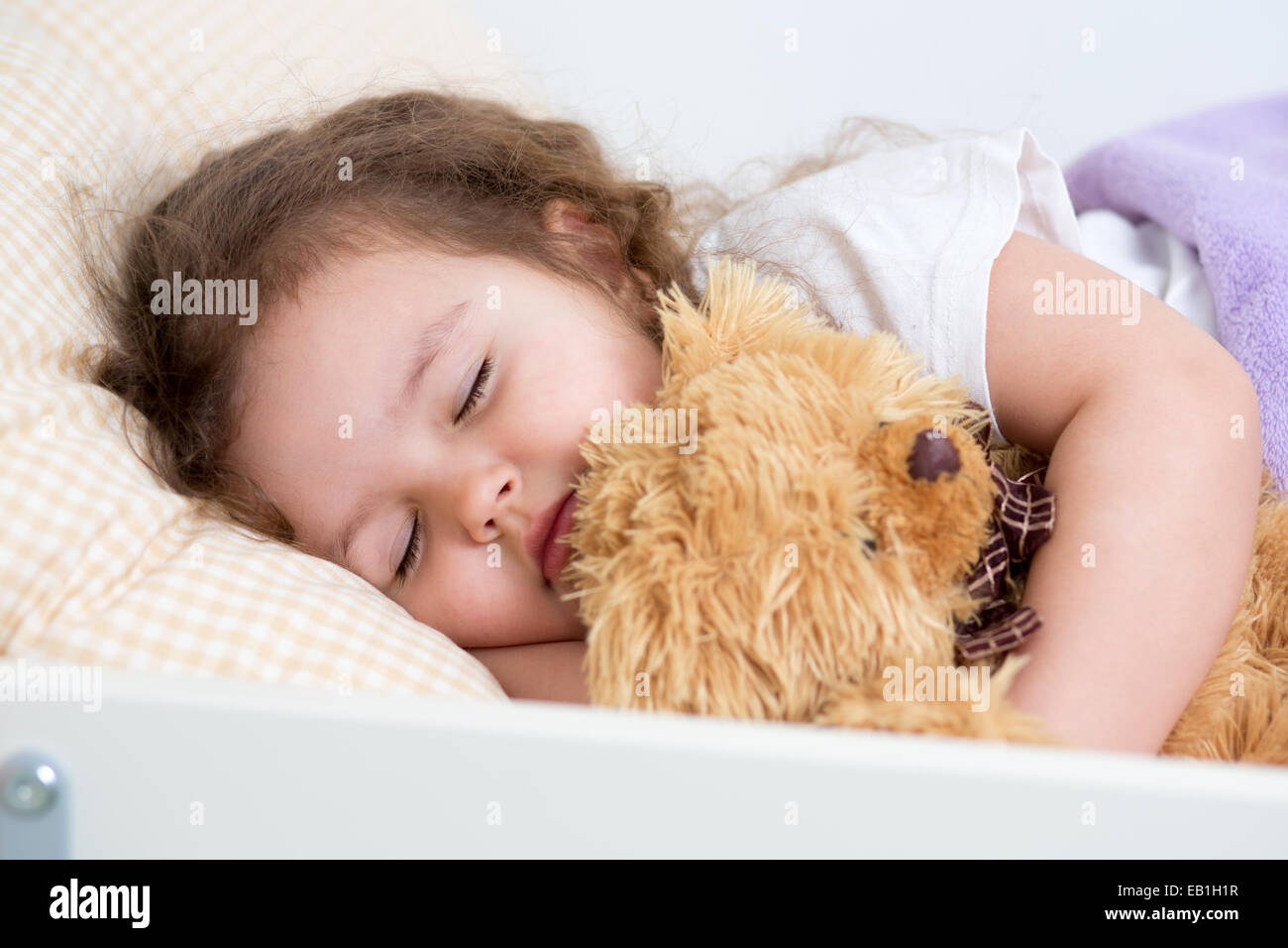 Hübsche junge Mädchen im Bett schläft Stockfoto