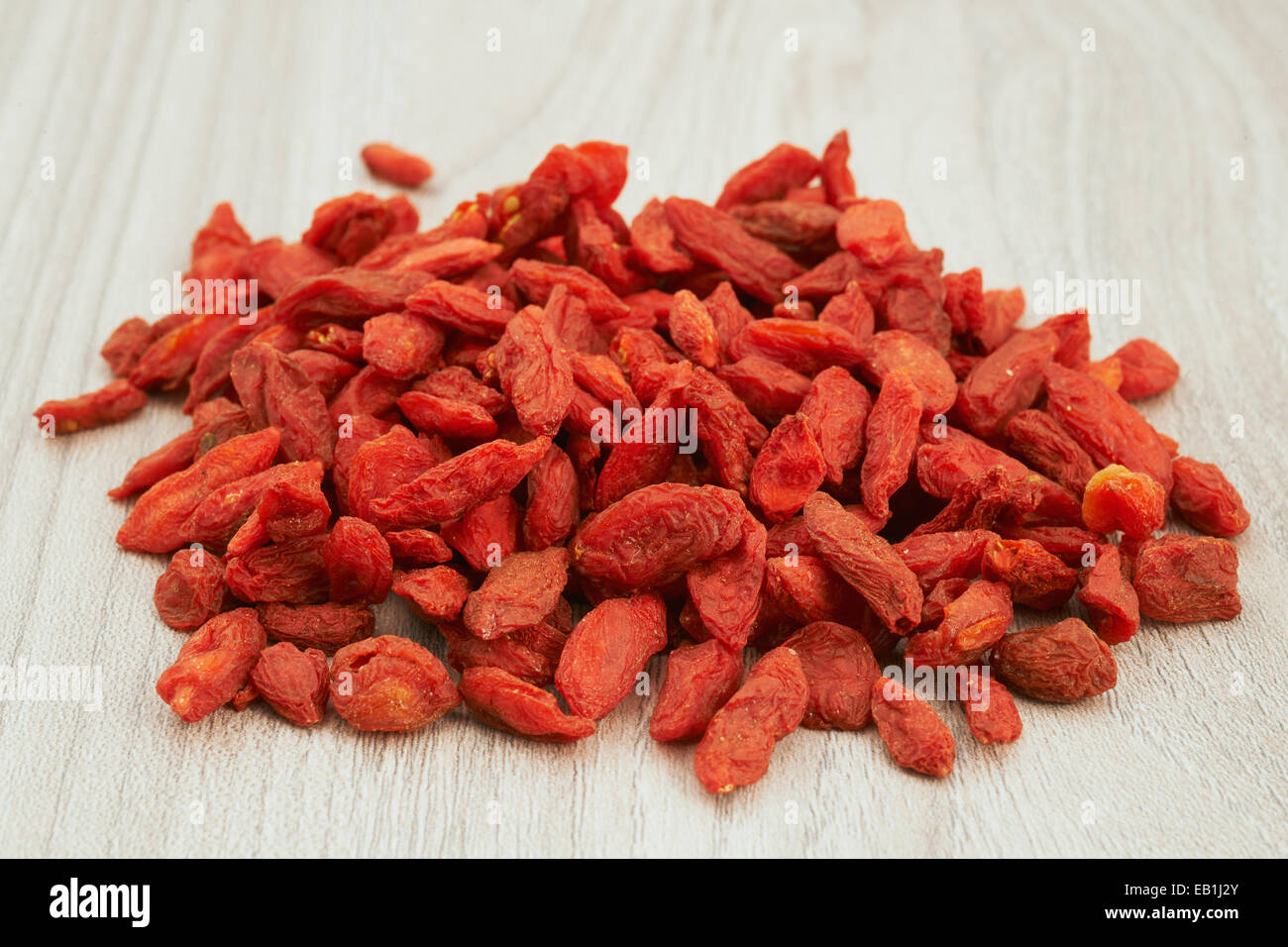 Haufen von getrockneten Goji-Beeren auf einem Holztisch Stockfoto