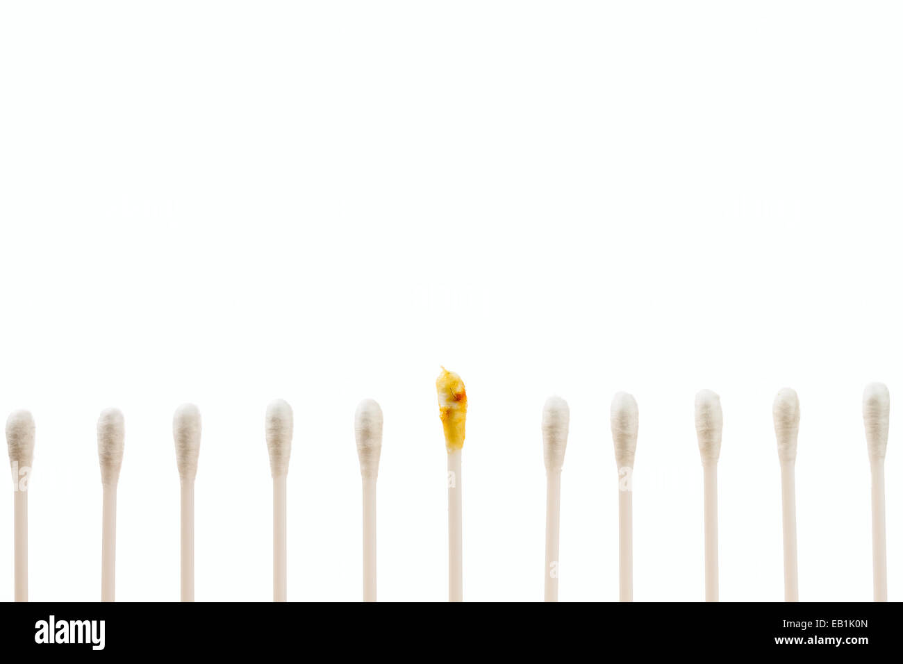 hygienische Q-Tips isoliert auf weißem Hintergrund Stockfoto