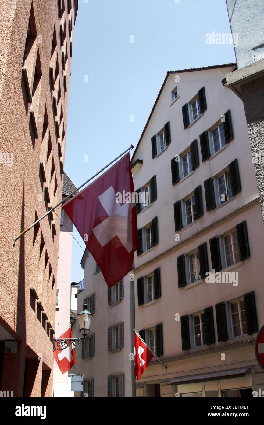 Fahnen flattern an einer Straßenecke in Zürich Schweiz Stockfoto