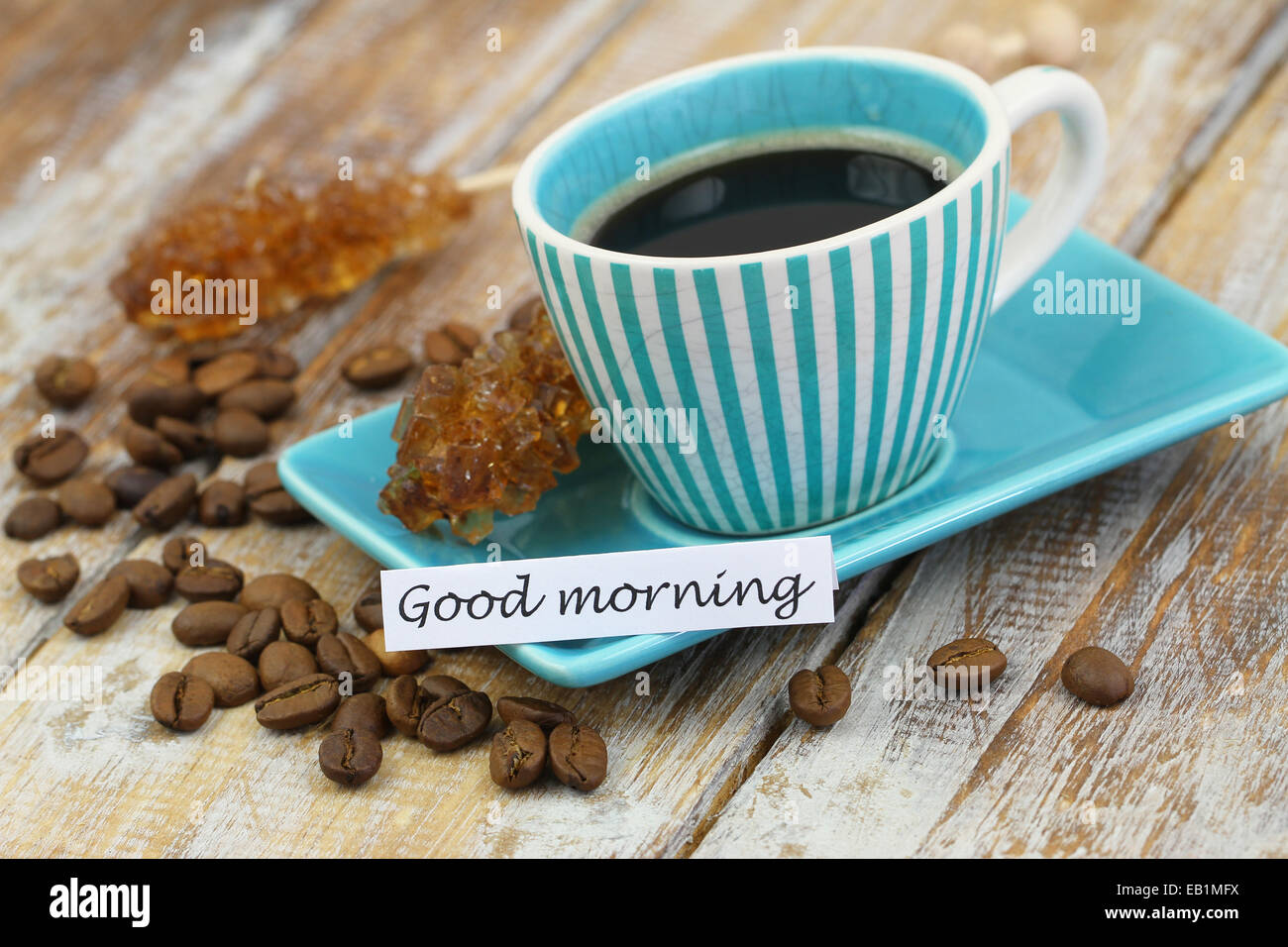 Guten Morgen Karte mit Vintage Tasse Kaffee auf rustikalen Holzoberfläche Stockfoto