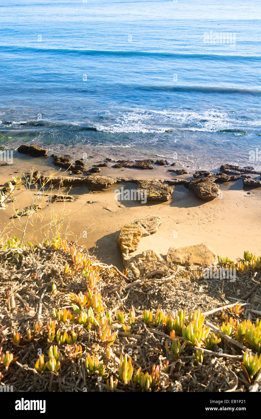 In der Dämmerung nach Sonnenuntergang wirft es niedrige, gelbe Licht an einem schönen Strand in Santa Barbara, Kalifornien. Stockfoto