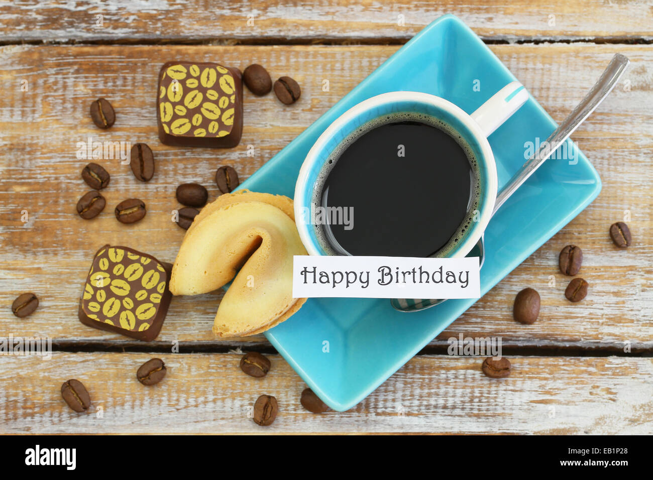 Alles Gute zum Geburtstagskarte mit Tasse Kaffee, Glückskeks und Pralinen Stockfoto