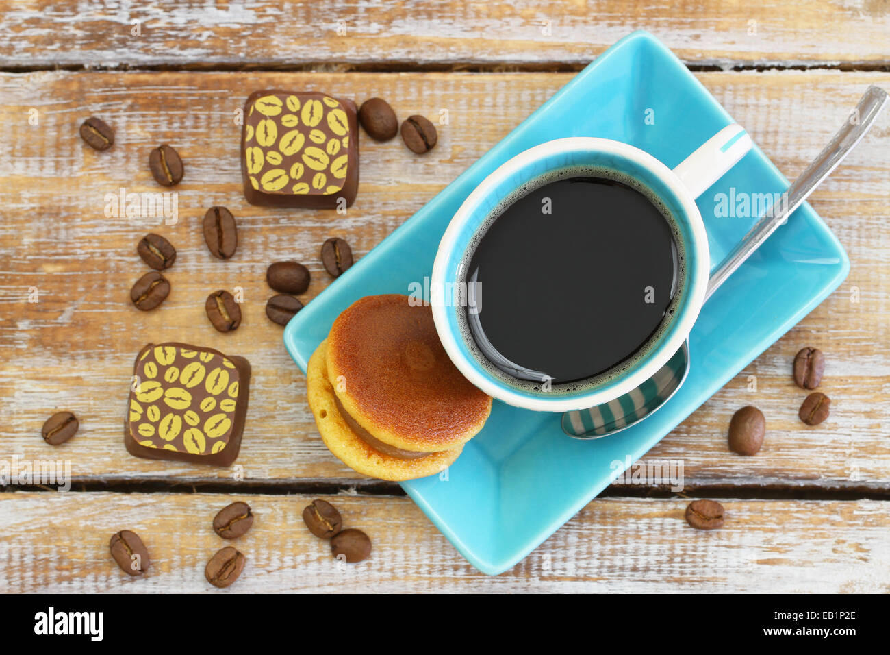 Tasse Kaffee mit japanischen Cookie "Kuri Dora" und Pralinen Stockfoto