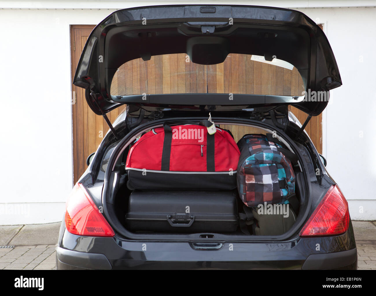 Packed car trunk -Fotos und -Bildmaterial in hoher Auflösung – Alamy