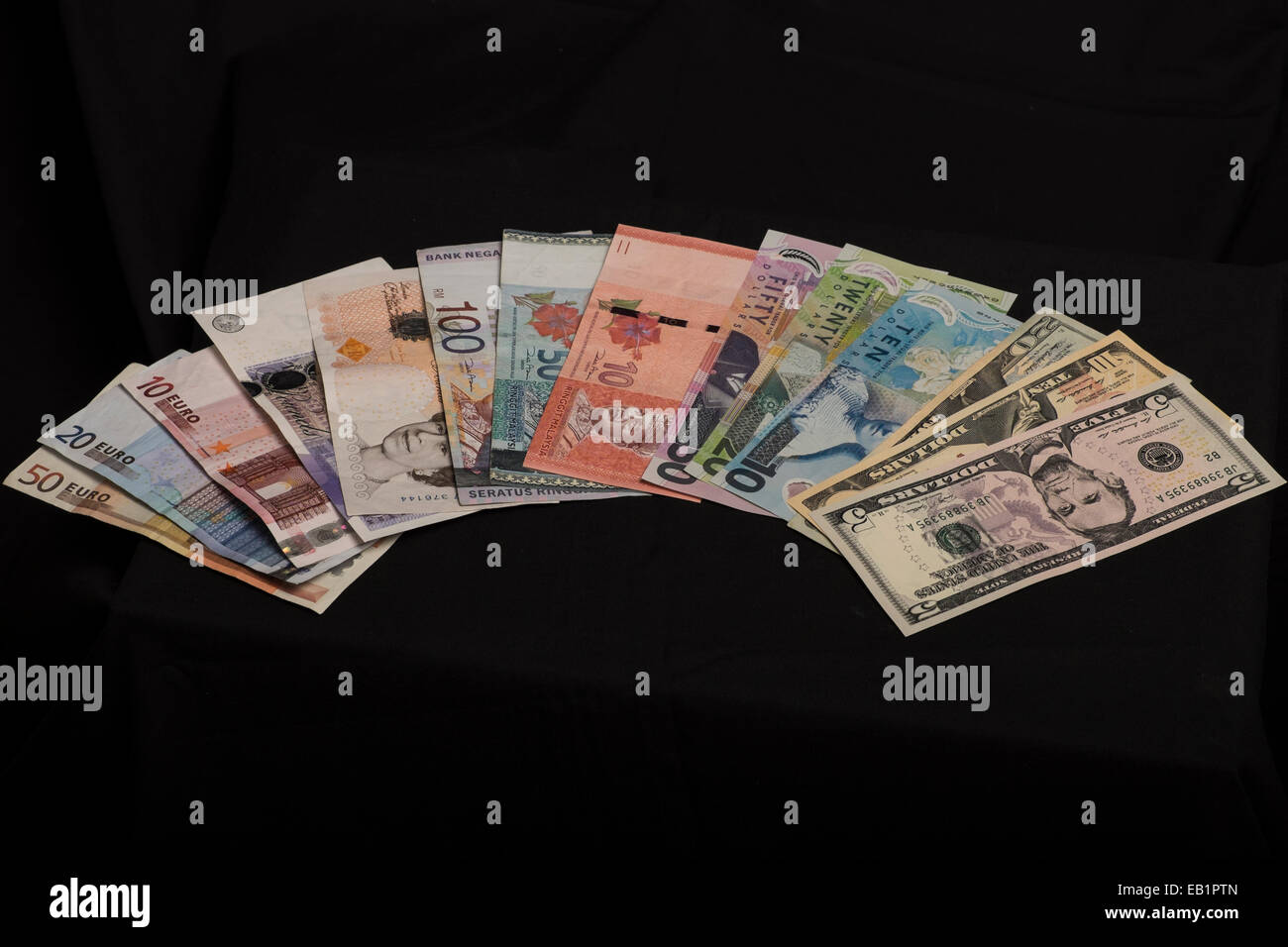 Geldscheine, NZ Dollar, malaysische Ringitts, britische Pfund, US Dollar, Euro, Stockfoto