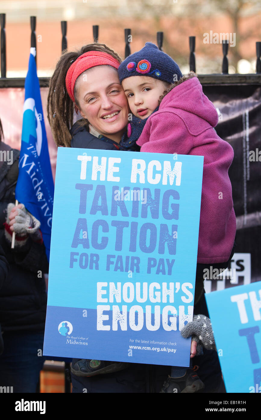 London, UK. 24. November 2014. NHS-Mitarbeiter streiken in ganz Großbritannien, St.-Georgs-Hospital, Tooting, Süd-London, UK-Bild zeigt NHS Personal streiken heute außerhalb St George's Hospital in Tooting, Süd-London, UK Bild Clara Geyer (4 Jahre) mit Mutter Jenny Geyer funktioniert auf der Entbindungsstation an Str. Georges Krankenhaus, Tooting Bec, Süd-London, UK Credit: Jeff Gilbert/Alamy Live News Stockfoto