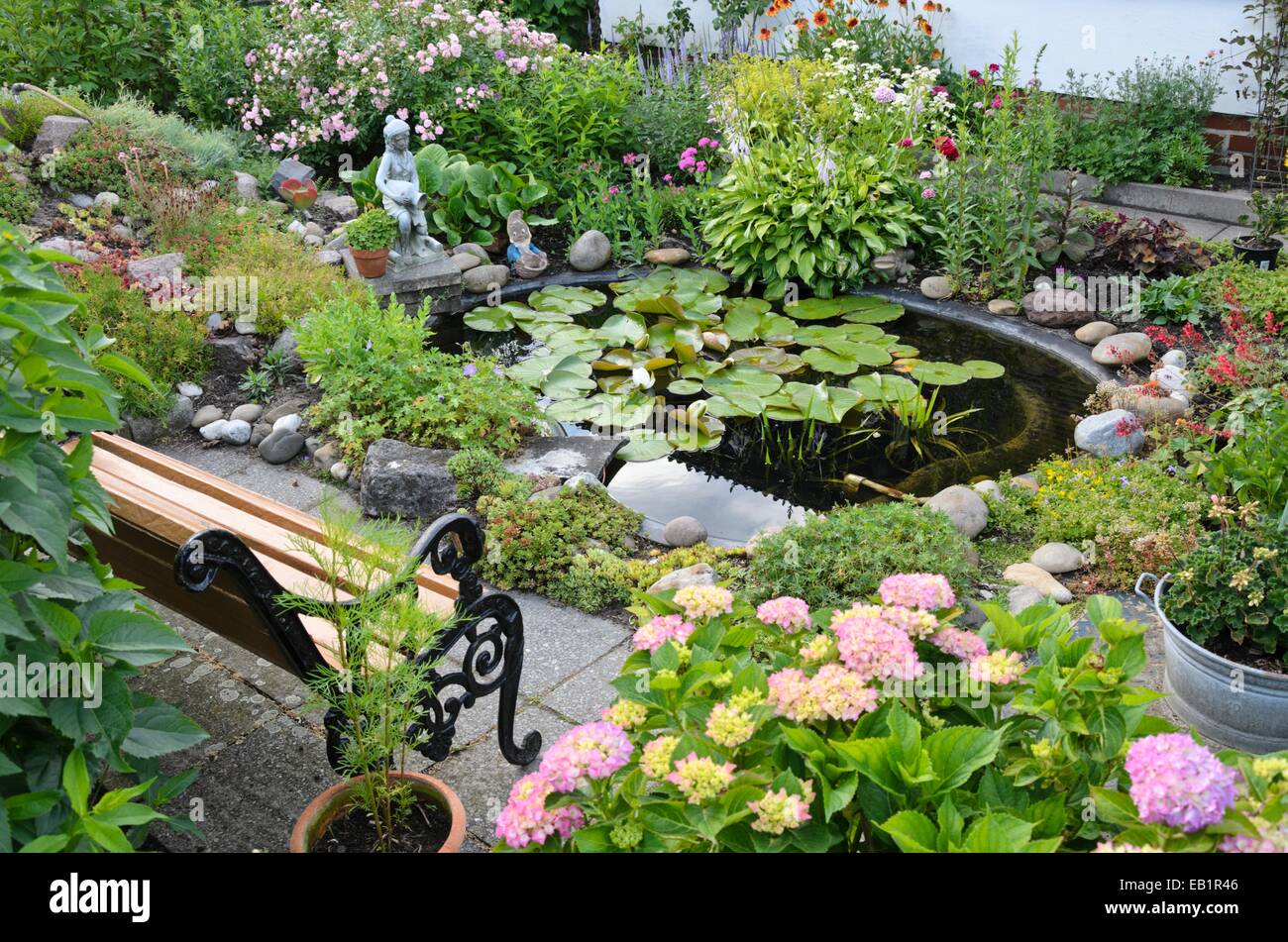 Zuteilung Garten mit Gartenteich Stockfoto