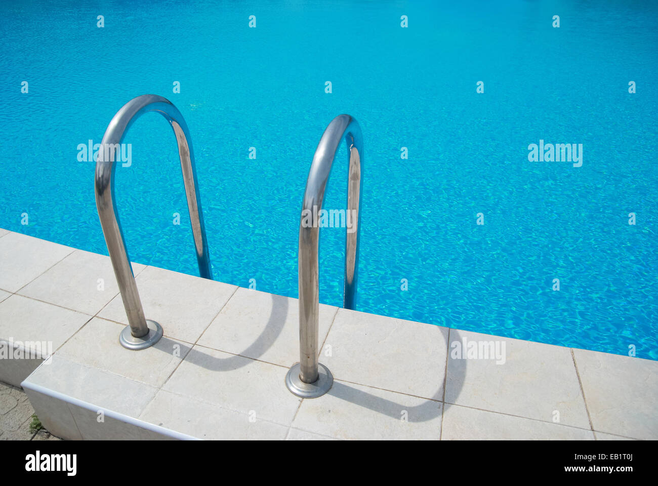 Pool mit Treppe und entspannende Wasser blau Stockfoto