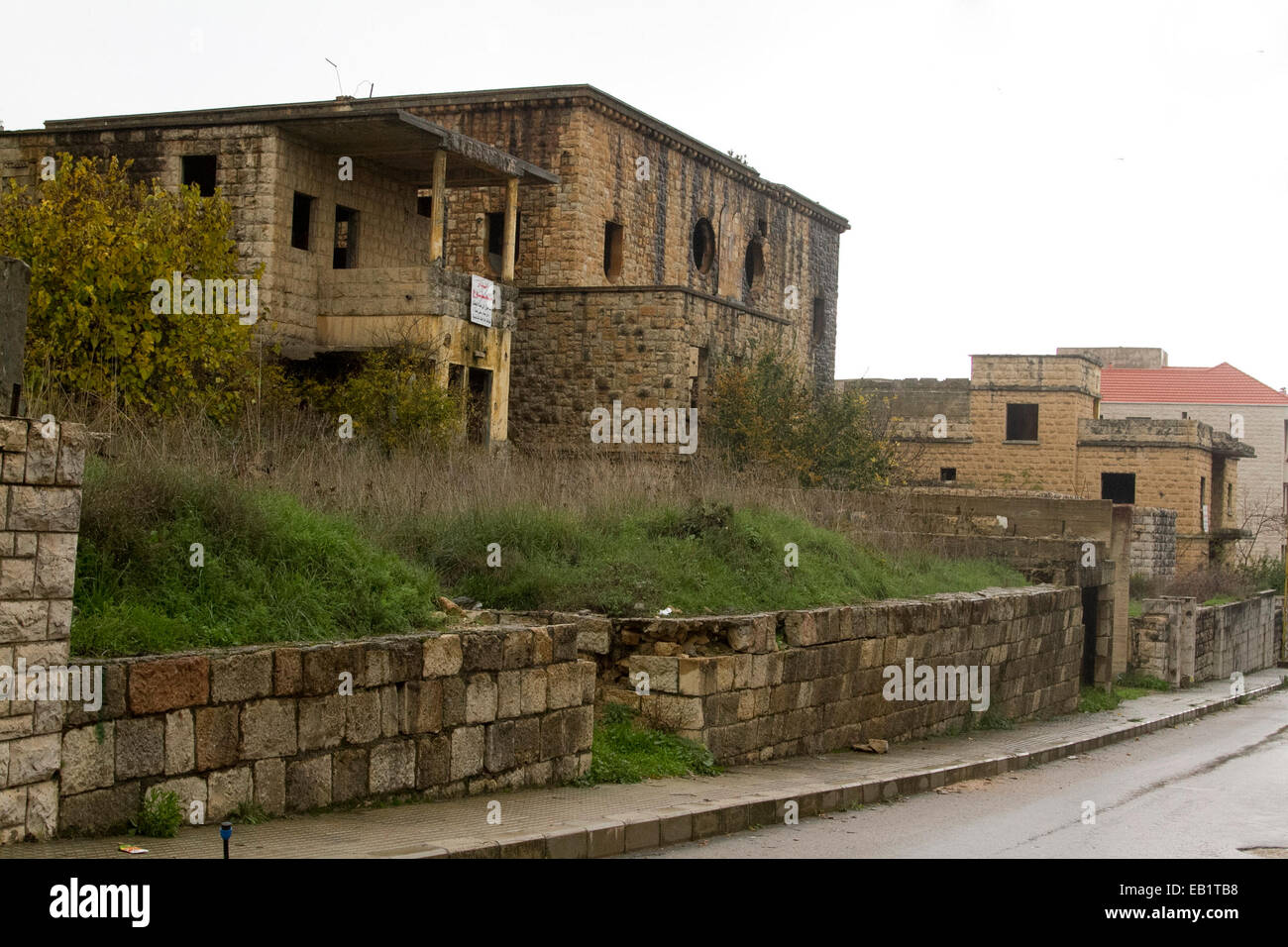 Beirut, Libanon. 24. November 2014. Die ausgebrannten Reste einer jüdischen Synagoge die verlassenen liegt nach in einer Brandstiftung angezündet wird Angriff während des libanesischen Bürgerkriegs in den 1980er Jahren Kredit: Amer Ghazzal/Alamy Live-Nachrichten Stockfoto