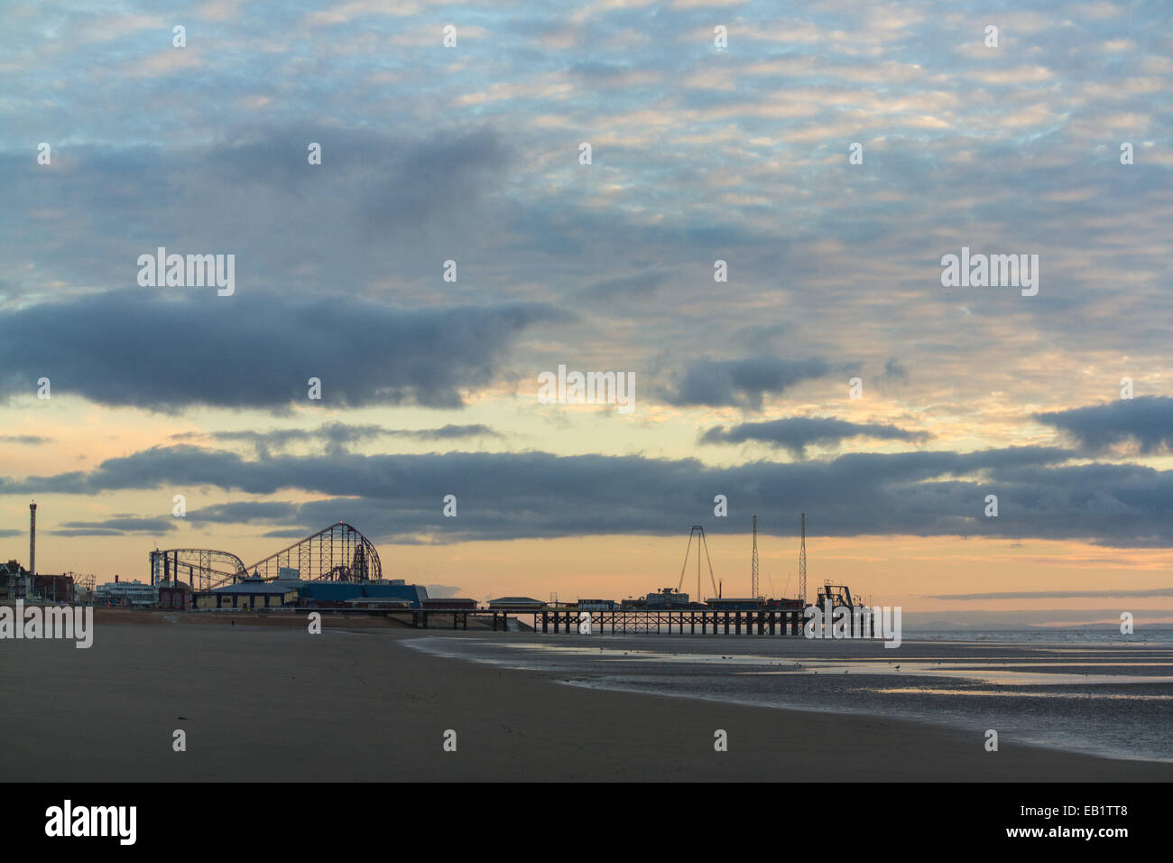 Blackpool, UK. 24. November 2014.  Ein trockenen aber kalten Tag geht zu Ende mit dramatischen Wolkenformationen, die Kombination mit der untergehenden Sonne, eine atemberaubende Skyline über Lancashire Kredit zu produzieren: Gary Telford/Alamy live-Nachrichten Stockfoto